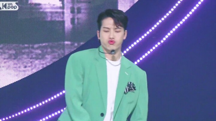 Jackson Wang trên sân khấu cũng khoe vẻ đáng yêu của mình.