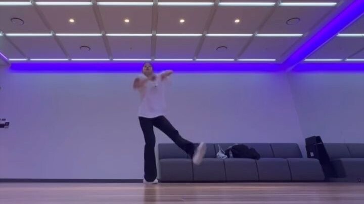 【NMIXX】又是张圭真🐱泡在练习室的一晚上 喝着JIWOO🐶给的优酪乳一定会好好练习