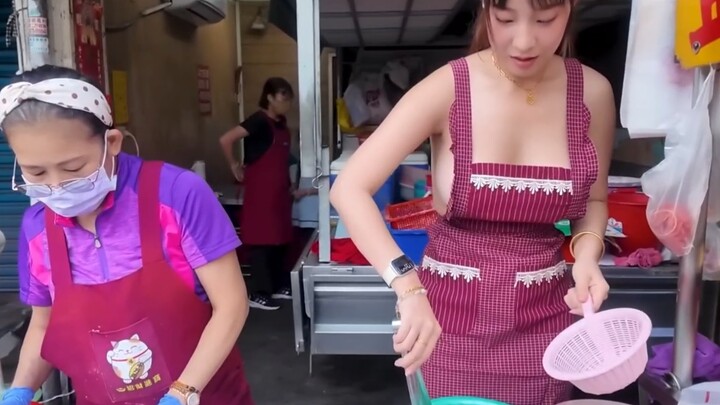 หนุ่มมหาลัยช่วงปิดเทอมหน้าร้อนช่วยคุณย่าขายอาหารข้างทาง ‖ ราคาอาหารข้างทางที่ไต้หวันนี่เทพจริงๆ ไก่ท