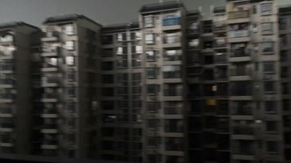 “有人困在雨里，有人在雨中赏雨~”