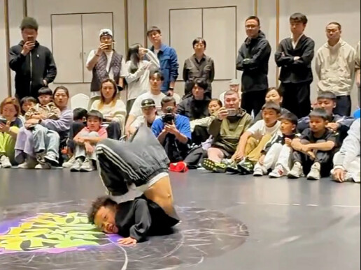 Bé trai 7 tuổi ở Tứ Xuyên nhảy breakdance, động tác này quá đỉnh luôn!
