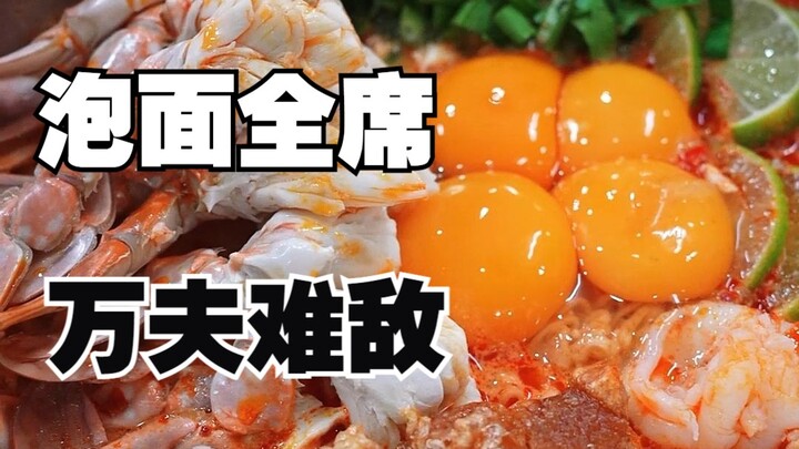 Thần mì ăn liền cuối cùng đã xuất hiện! Lòng đỏ trứng bao lấy sợi mì,搭配 càng cua và viên thịt mực, m