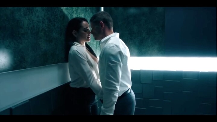 A Woman Trapped in an Elevator with a Stranger for 3 Days