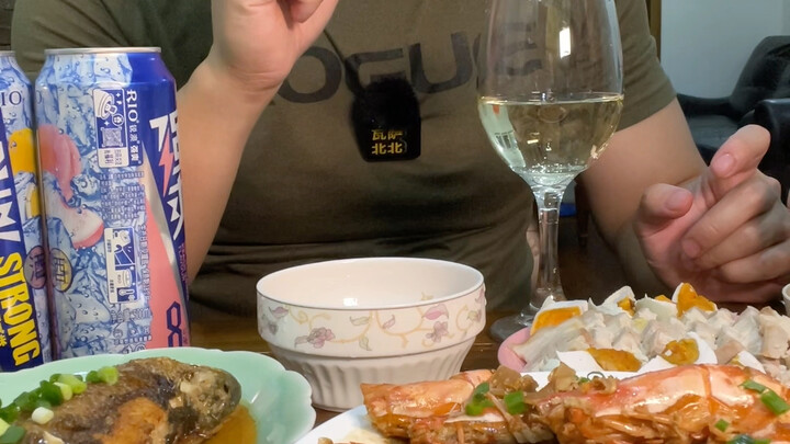 บล็อกเกอร์ฟิตเนสที่มีรอบแขนครึ่งเมตร มาพิชิต challenge ดื่มหมดกระป๋องของหนุ่มห้าว