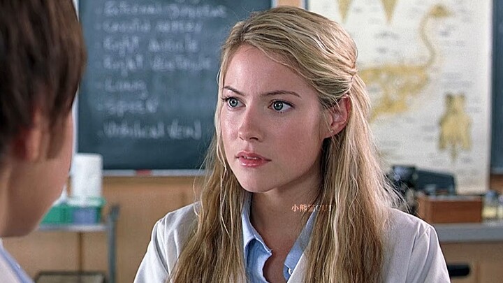 Cute girl disguises herself as a guy to join the soccer team—she not only swoons the school’s belle 