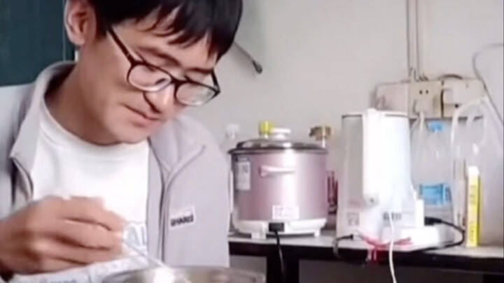 لقد عاشت معك أربع سنوات في مثل هذه الشقة المستأجرة، لكنك تظن أنها تركتك فقط بسبب المهر؟