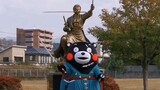 Di depan patung perunggu Zoro di Prefektur Kumamoto, Jepang, Kumamon mengcosplay penampilan Zoro dan