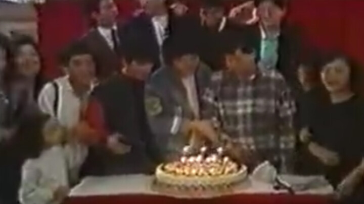 成龙36岁生日庆典真实影像，洪金宝两巴掌过去，成龙全程陪笑