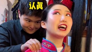 她听不见别人的声音，因为她的耳边都是我们的声音