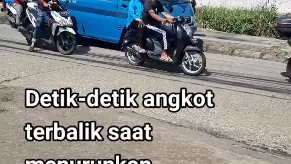 angkot terbalik