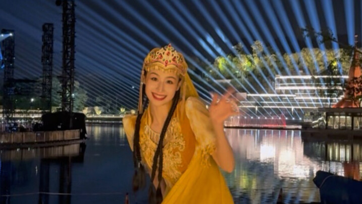 Ethnic dance is just so beautiful!