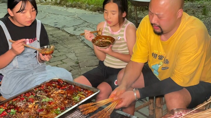Membawa anak-anak menikmati santapan sederhana berupa barbeku dan ikan bakar, plus es cincau yang se