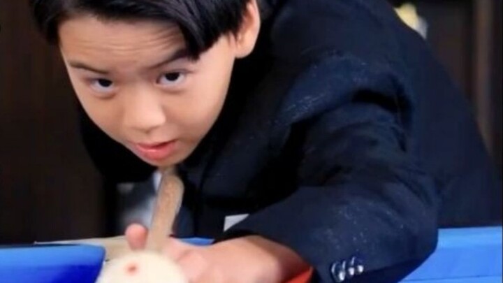 Anak kecil itu hanya memukul bola bilyar dengan santai, dan detik berikutnya semua bola bilyar masuk