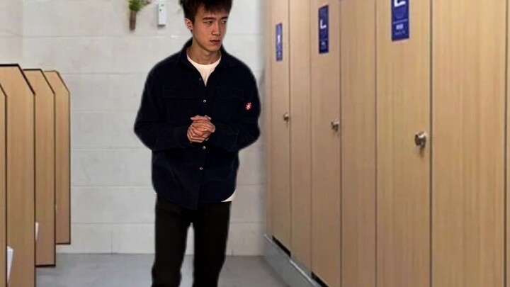 Thường xuyên đi vệ sinh thì làm sao mà giày không ướt được