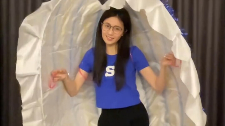 Sang Tửu lập tức hóa thành Bạch Mộng Nghiên!