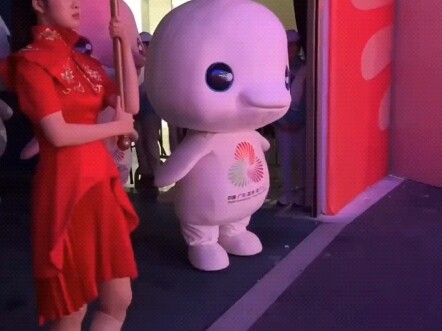 The eye-catching “Big Bay Chicken” at the National Games turns out to be a flock of little chicks—im