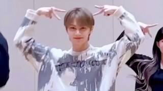 Bộ ba vũ đạo của nhóm nhạc nữ Wen Junhui