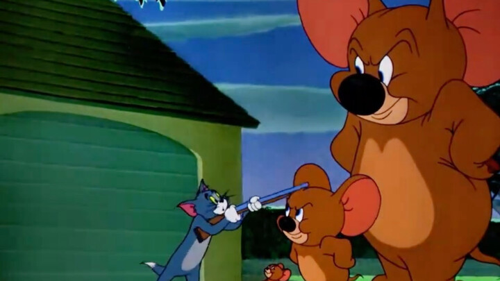 Such a big mouse has scared Tom half to death.