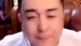 哼唱幸运星片头曲的男人