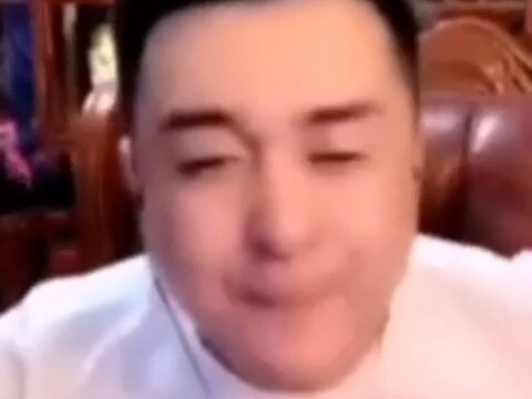 哼唱幸运星片头曲的男人