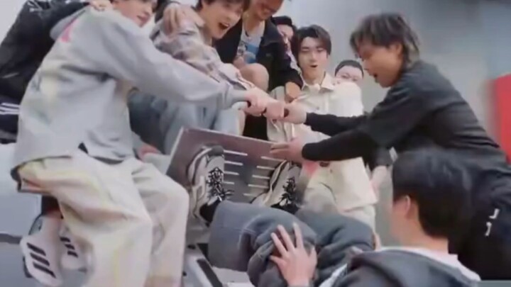 “Even straight guys have to call him ‘Dad’—no wonder he’s #1 ALPHA in the Chinese entertainment indu