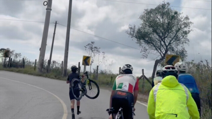 Trong cuộc đua xe đạp, vác xe chạy