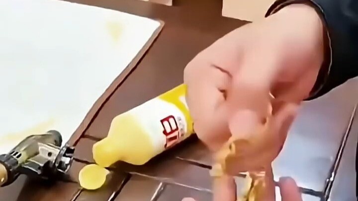 Pria membongkar trik daur ulang emas, cukup oleskan sedikit sabun cuci piring di tangan, maka kualit