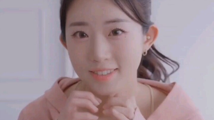 นางแบบสาวนักศึกษาหน้าใส อวดชุดสเวตเชิ้ตสีชมพู