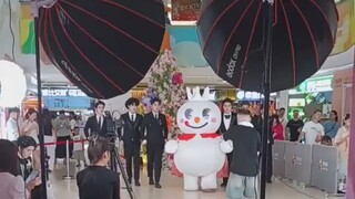 “Vua Tuyết: Cả tôi cũng bị kéo chân à?” “Vua Tuyết” cũng nhảy điệu quét chân rồi, chân có quét nhưng