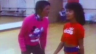 【Michael Jackson】Latihan Thriller, sang Michael tua melompat-lompat dengan imut sekali hahaha