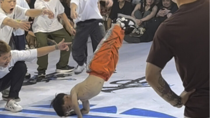 Bé mẫu giáo tham gia nhảy street dance, chiêu đầu tiên mở màn đã khiến cả hội trường choáng váng – l