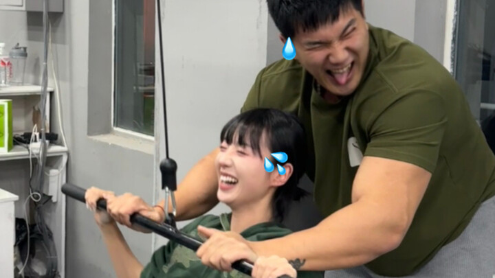 Bersenam bareng Mas Sun jadi cewek tomboi nih \(^ヮ^)/ Lihat deh otot-ototku!! Hehehe Kok rasanya beb