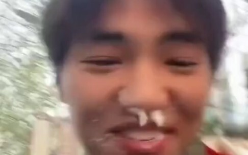 Mũi: Cuối cùng cũng được ăn kem rồi! Cái miệng nhỏ xíu bôi đầy mật ong… cười muốn chết!