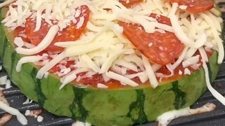 An uncle makes various "creative" versions of Italian cuisine, leaving viewers stunned!