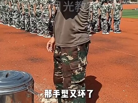 Kamu kira instruktur lagi latihan di belakang, padahal…