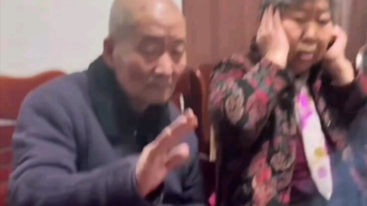 Kakeknya emosinya sangat stabil, pengin banget ngobrol.