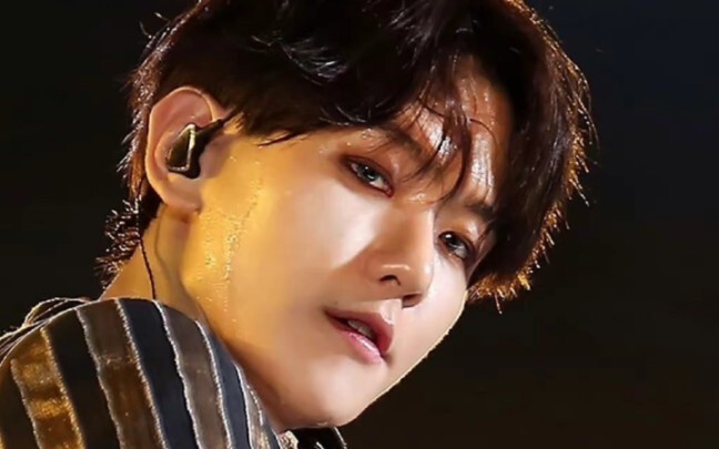 “Em đang nhìn ai qua anh vậy?”