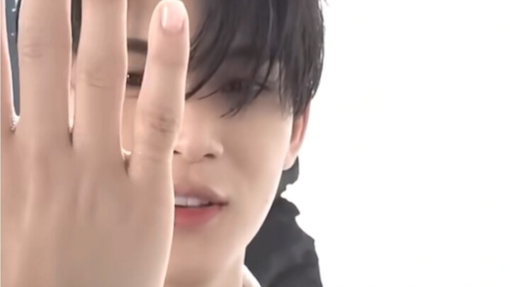 【SEVENTEEN】The group ring is never taken off—it’s a band I deeply love, and that’s SEVENTEEN.