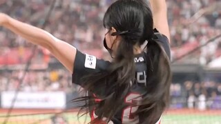 Pakaian hitam Lee Da Hye dengan kuncir kuda ganda