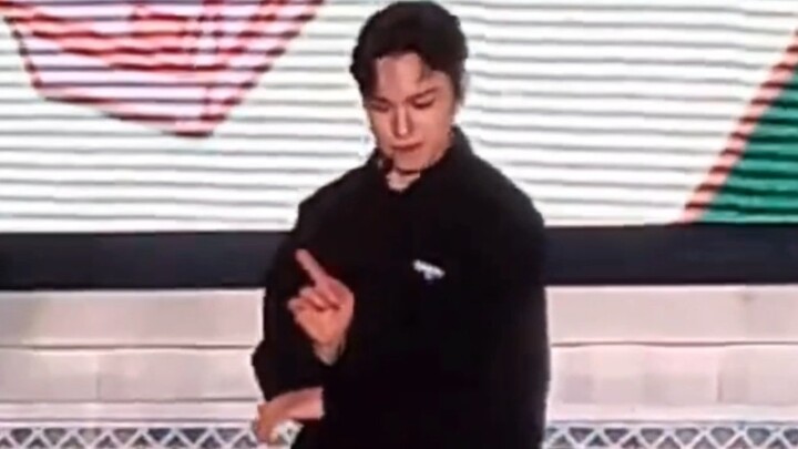 Kalian berdua orang Amerika mau pergi ke padang gurun buat bikin kocak ya? Aku si Savage~【Hong Jisoo