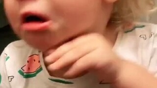 小女孩被夹到了手指，妈妈温柔耐心引导，让她自我调节