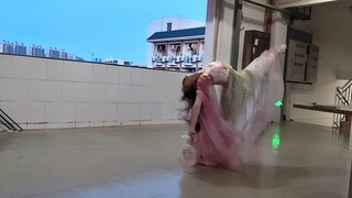 นักศึกษาสาวเต้นอยู่ที่บันไดหอพัก เพราะมีคนเดินผ่านตลอดเวลา เลยถ่ายทำหลายรอบเลย