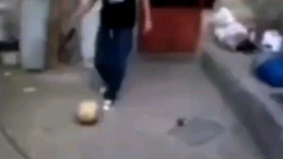 guy kick the dewende