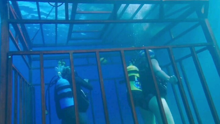 Kedua saudari terjebak di dasar laut sedalam seratus meter, dalam situasi yang sangat mendebarkan;