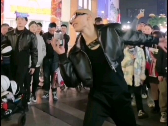 【فريق كرة السلة F3】 توسع نطاق العلامة التجارية، وجرؤت على توظيف رجل أصلع كسفير لشامبو الشعر (مقلب مض