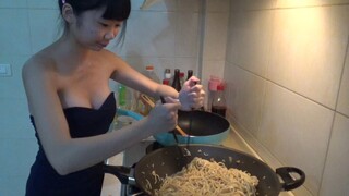 หญิงสาวคนหนึ่งกำลังแสดงอยู่บนถนน และถูกกล่าวหาว่าขายร่างกายและแสดงเป็นเหยื่อ คุณมีความสุขไหม