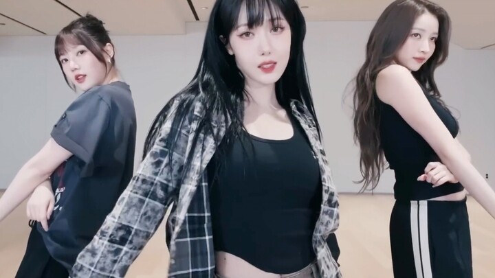 GFRIEND's one-shot moving camera in the "Season of Memories" dance practice room!