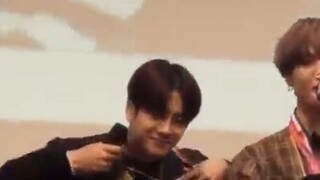 【Yijia Markson】20171227 Daegu autograph session, his brother was so happy to get the Sonny card and 