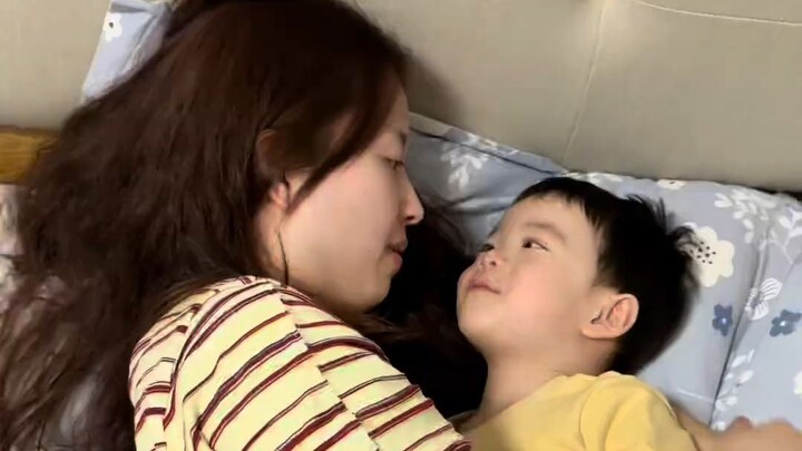 ทุกวันการให้แม่นอนหลับเป็นดั่งบททดสอบ! จากความรักเปลี่ยนเป็นหงุดหงิดแล้วกลับมาเป็นความรักอีกครั้ง พอ