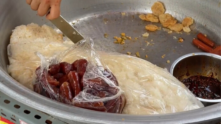 كرة أرز لزجة بـ 2 يوان للواحدة! مذاق قديم يُباع منذ أكثر من عشر سنوات، ولا يزال ساخنًا! شهي للغاية!